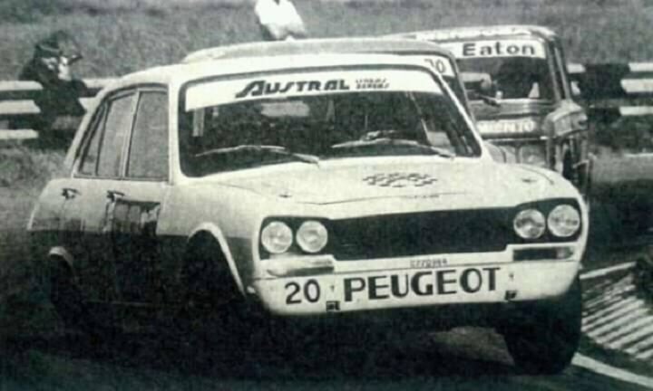 Peugeot 504 liderando el trencito. Foto: fanpage de Facebook Turismo Nacional.