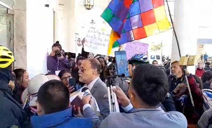 Teatro Mitre - Protesta de comunidades en evento organizado por el Gobierno de Jujuy y el CFI.