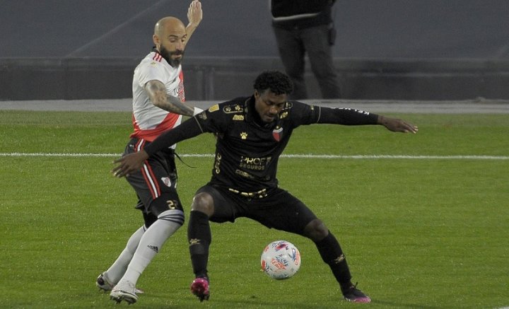 Pinola intenta marcar al colombiano Góez. La caída de River en el Monumental ante Colón fue una de las sorpresas de la fecha. Foto: sitio de AFA.