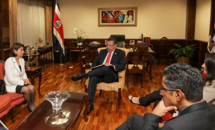 Reunión entre Rodrigo Chaves y Laura Chinchilla a inicios de octubre. Fotografía de Casa Presidencial.