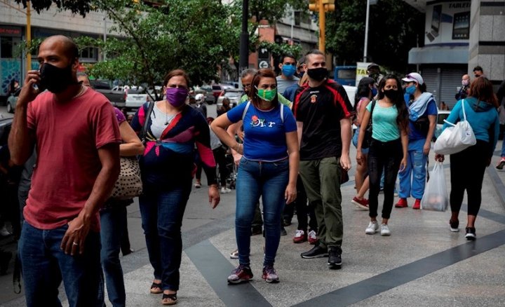 En la imagen, personas hacen fila para ingresar a un banco del Centro Comercial El Recreo, en Caracas (Venezuela). EFE/Rayner Peña R./Archivo