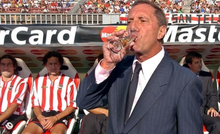 Bilardo en el recordado partido frente a River en el que tomó "Gatoréi"...