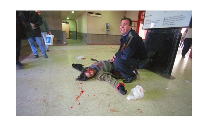 Fotografía de Sergio Kowalewski, tomada el 26 de junio de 2002 en la estación Avellaneda. Fue publicada el 28 en el diario Página 12.