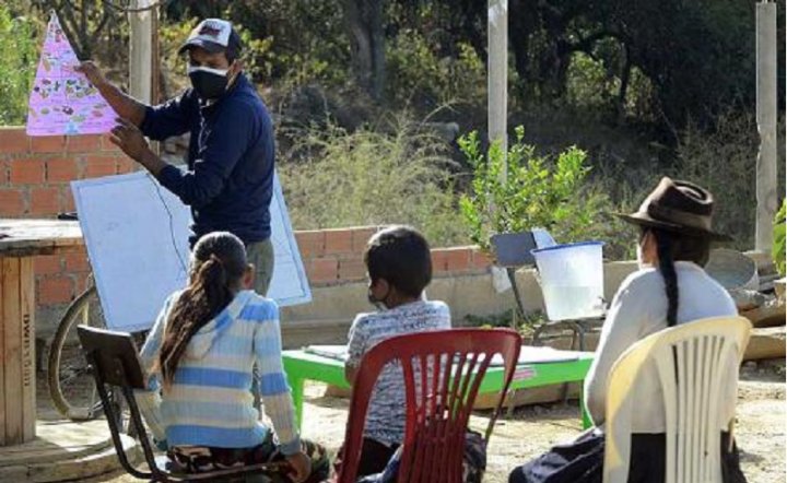 Foto: profesor boliviano que recorre las casas de sus estudiantes en bici para enseñarles a pesar de la cuarentena (AFP)