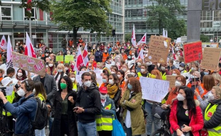 Manifestación de los trabajadores de la salud de Berlín frente a la dirección de Vivantes en agosto. Imagen: "Klasse Gegen Klasse" de Alemania (integrante de la Red de Diarios de La Izquierda Diario)