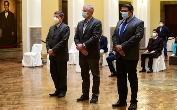 Juran los tres nuevos ministros del Gobierno golpista de Áñez: Gonzalo Quiroga, Branko Marinkovic y Álvaro Tejerina (Foto: La Razón - Álvaro Valero)