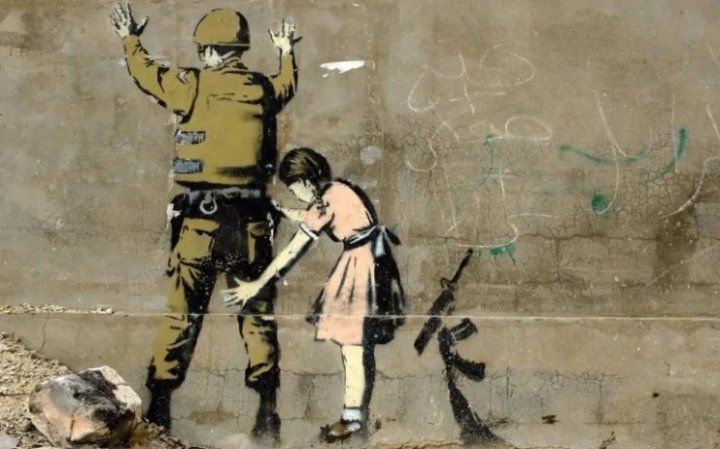 Niña registrando a un soldado, Banksy, 2007, en el muro oeste de Belén en Cisjordania