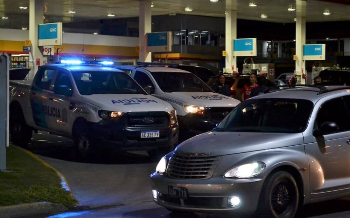 Policía vigilando la manifestación el martes 9/3. Monte Grande