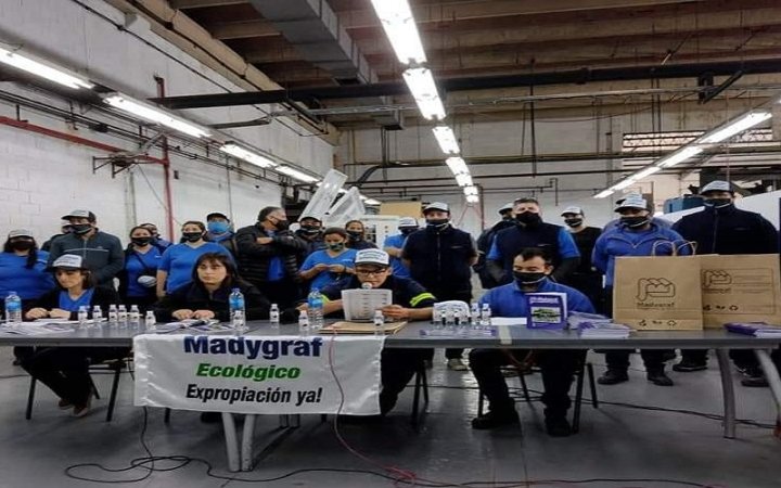 Conferencia de prensa de les trabajadres de MadyGraf en septiembre, anunciando la producción de bolsas de papel en reemplazo del plástico contaminante y en defensa de los puestos de trabajo.