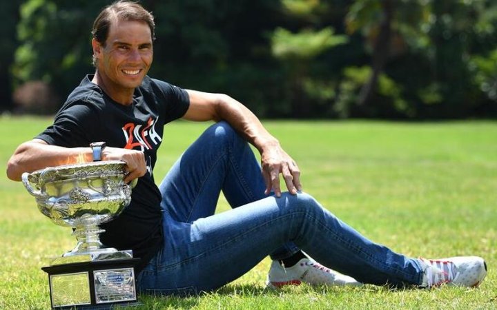 MELBOURNE (AUSTRALIA), 31/01/2022.- El tenista español Rafa Nadal posa con la Copa Norman Brookes Challenge en Melbourne, Australia, este lunes, un día después de su victoria en la final del Abierto de Australia contra el ruso Daniil Medvedev. EFE/ Joel Carrett