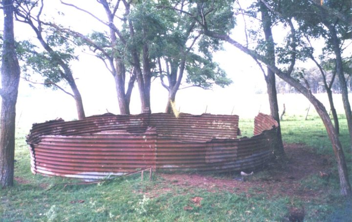 El tanque australiano en el que se hallaron los restos de Núñez en 1995, en un campo de General Belgrano de la familia de Pablo Martín Gerez