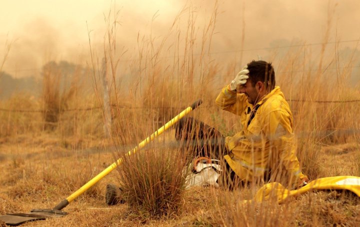 Foto REUTERS/Sebastian Toba l Uno de los bomberos que están luchando contra el fuego