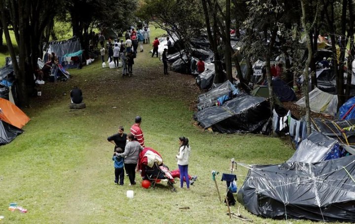 Venezolanos varados en campamento en Bogotá