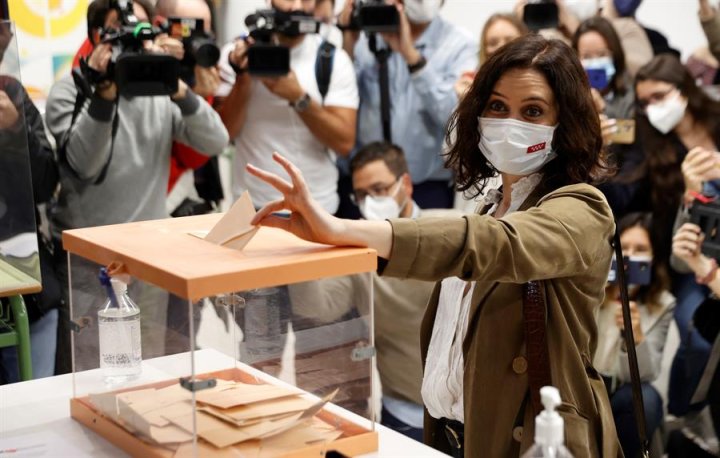 Isabel Díaz Ayuso vota en el colegio La Inmacualada-Marillac en Madrid. EFE/ Chema Moya