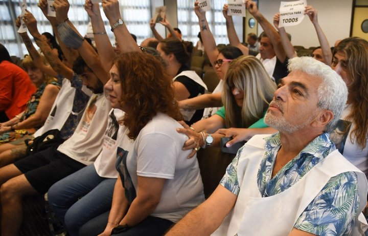 El sobreviviente Claudio Díaz escucha la sentencia contra quienes intentaron matarlo en 1994 | Foto Camila Godoy | Télam