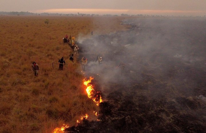 Foto REUTERS/Sebastián Toba l Residentes locales y los bomberos luchan contra el fuego 