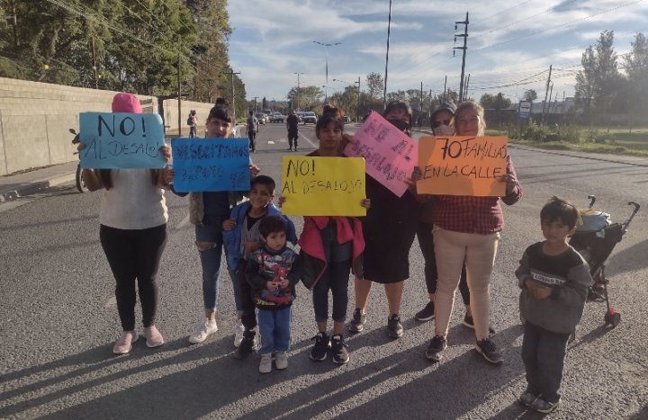 Familias en el corte de la ruta 25 que realizaron la semana pasada.