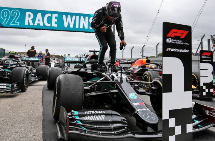 Hamilton ganando el Gran Premio de Portugal de 2020.