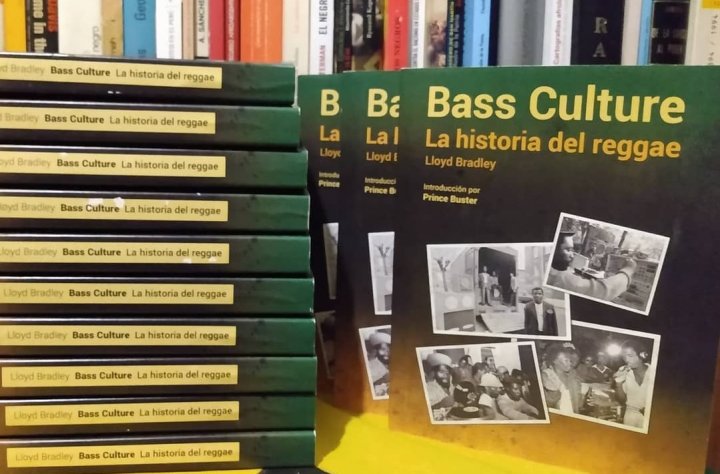 El libro "Bass Culture. La historia del reggae" de Lloyd Bradley es el mejor para comprender en todas sus dimensiones el fenómeno cultural del reggae. Editado en Argentina por Una Isla Club Records, se consigue contactando a esta editorial en sus redes sociales o también en "Malungo Libros" del puesto 44 de Parque Centenario.