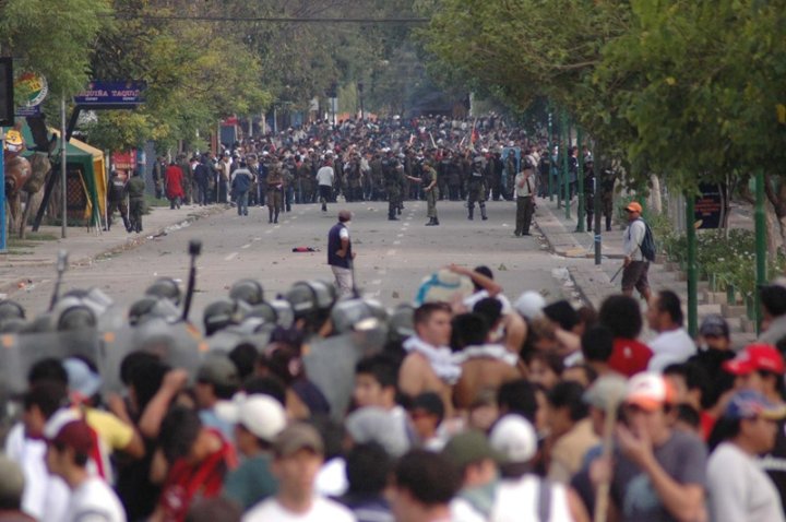 Enfrentamientos durante el "enero negro", Cochabamba 2007 (Foto: Archivo de Los Tiempos Digital)