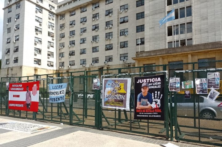 Carteles por Lucas en Comodoro Py | Foto Claudia Urquía - La Izquierda Diario