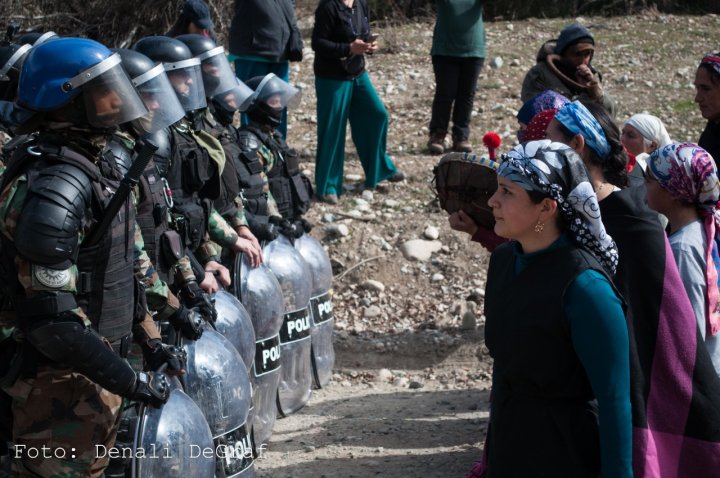 Comuneras mapuche enfrentan a la Policía de Rio Negro que les impide el paso a la lof | Foto Denali DeGraf