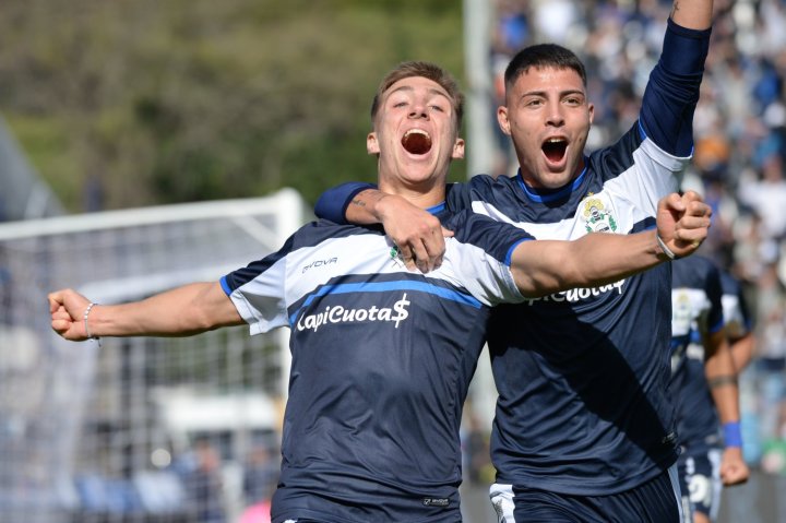 Felipe Sánchez festeja el fallido gol junto a Ivo Mammini | Foto @Holatriperos