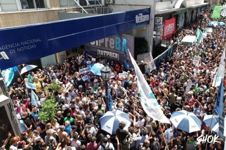 Abrazo solidario con los trabajadores de Télam 