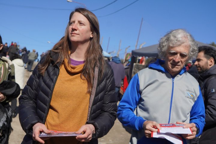 Alhue Gavuzzo, candidata a Concejal, junto a Armando Aligia, candidato a Intendente de Bariloche por el Frente de Izquierda y de Trabajadores Unidad