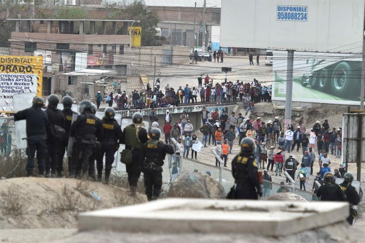 La Policía reprime a manifestantes durante una protesta en las inmediaciones del aeropuerto de la ciudad de Arequipa (Perú).