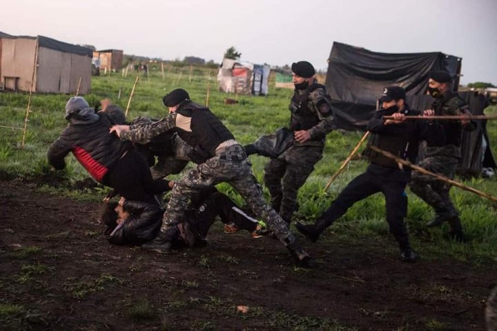 2020 - La Policía Bonaerense reprime a familias sin techo en Guernica