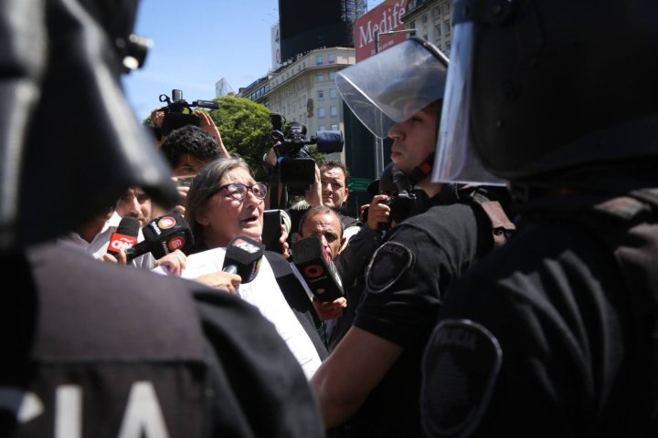 Manifestante se enfrenta a la Policía de la Ciudad durante el protocolo antipiquete en el marco de jornada convocada por la CGT contra el DNU. Diciembre 2023.