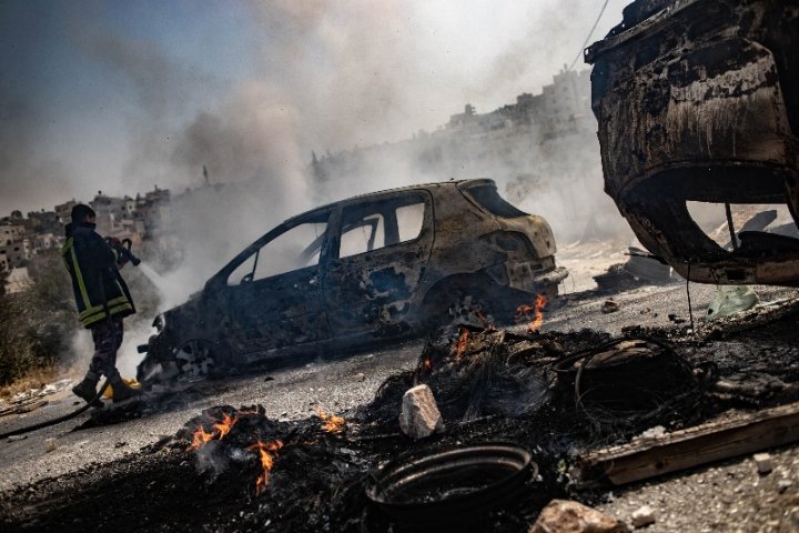 Carretera en los alrededores de la casa atacada. Lugar donde se mantuvieron los combates y los destrozos del ejército de Israel. Foto: Caterina Albert