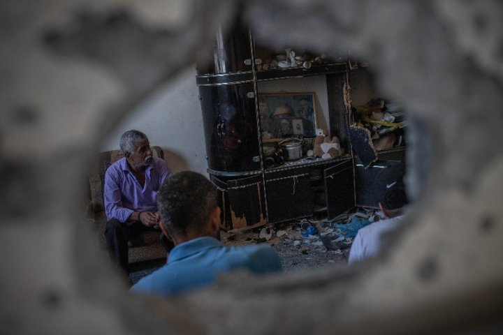 Boquete en la vivienda causado por el impacto de un lanzacohetes durante el ataque del ejército de Israel. Foto: Caterina Albert