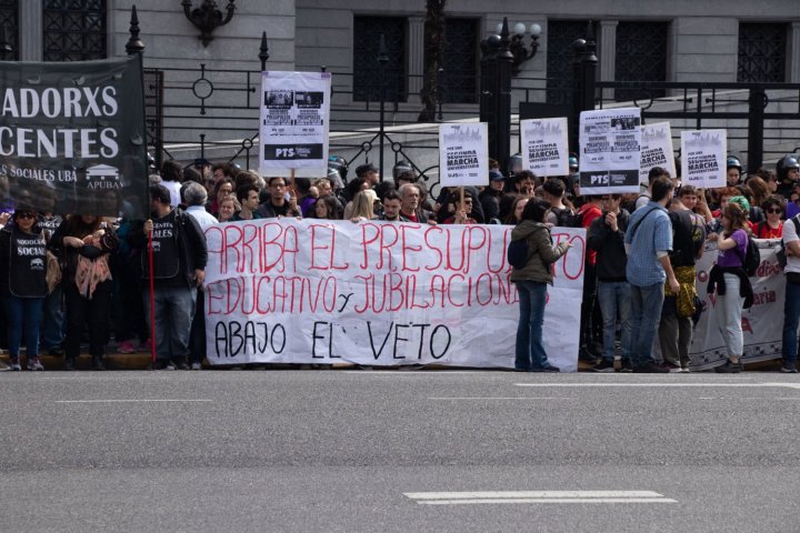 Movilización de docentes y estudiantes en las puertas del Congreso por financiamiento universitario. Foto: Enfoque Rojo.