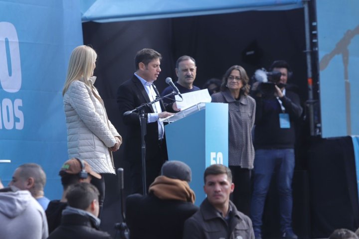 Junto a Kicillof, en el escenario estuvieron Verónica Magario (vicegobernadora de Buenos Aires), Ricardo Quintela (gobernador de La Rioja) y Lucía Corpacci (senadora por Catamarca).