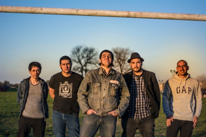 La banda en Claypole, tocando en el festival por César