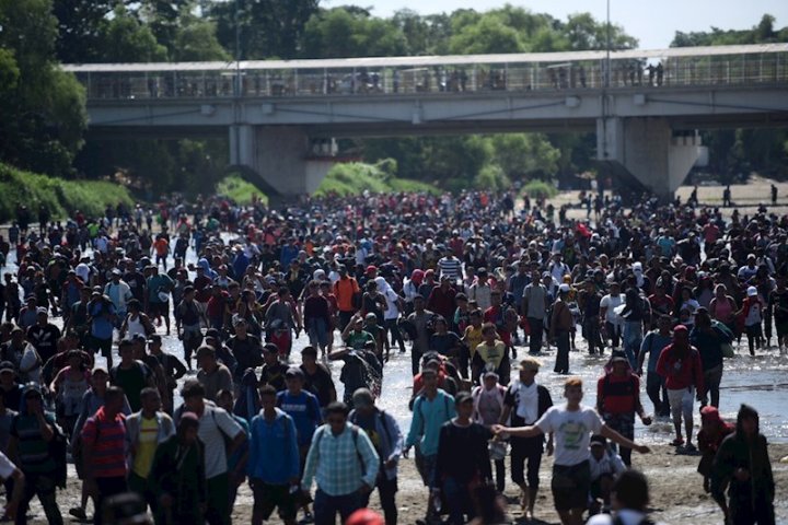 TECÚN UMÁN (GUATEMALA), 20/01/2020.- Miles de personas tratan de cruzar el río Suchiate hacia México este lunes, en el paso fronterizo de Tecún Umán (Guatemala). Cientos de migrantes están cruzando el río Suchiate, que separa Guatemala de México, a fin de entrar en territorio mexicano ilegalmente luego de que el Gobierno rechazara este lunes su solicitud formal para ingresar al país. EFE/ Edwin Bercían