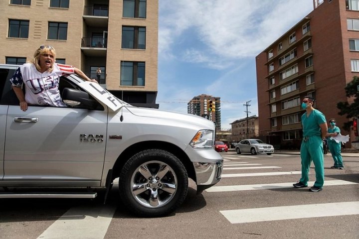 Personal de salud de la primera línea bloquea el paso de la caravana de la ultra derecha en la ciudad de Denver