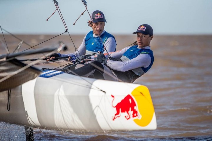 Cecilia Carranza junto a Santiago Lange: la dupla del oro olímpico en Río 2016, en plena competencia. Foto: Gustavo Cherro.