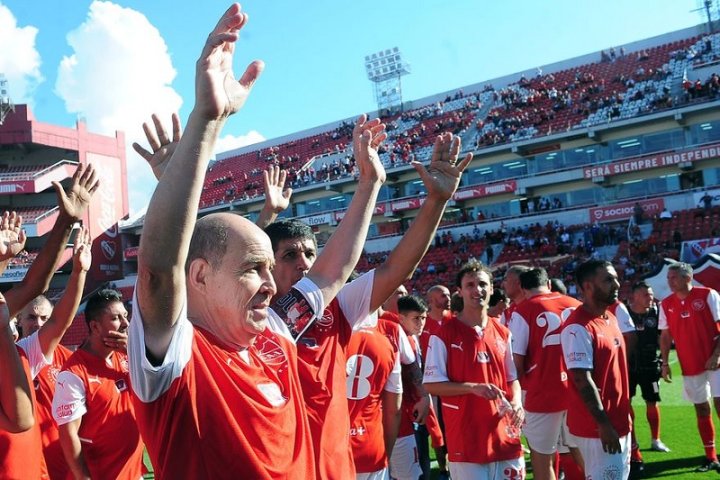 El Bocha saluda al público de Independiente luego del partido homenaje por el cambio de nombre del estadio. Foto: Fotobaires.