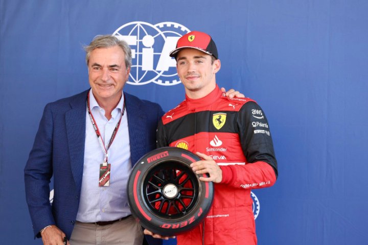 Leclerc Poleman, neumático entregado por el padre de su compañero de equipo. Carlos Sainz padre.