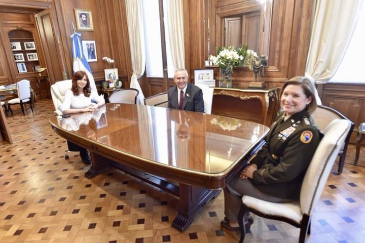 Cristina Kirchner recibiendo a Richardson junto a el embajador Marc Stanley el 26 de Abril de 2022 en el Senado