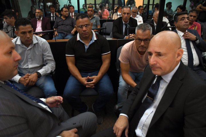 El abogado Fernando Soto (derecha) junto a parte de sus defendidos | Foto Daniel Davobe- Télam