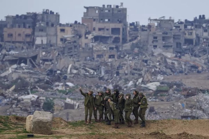 Soldados israelíes se toman una foto en una posición en la frontera con la Franja de Gaza, en el sur de Israel, el 19 de febrero de 2024. (AP Foto/Tsafrir Abayov) (Tsafrir Abayov / Associated Press)