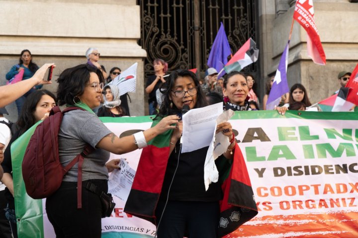 Comienza la concentración en la Biblioteca Nacional de la Coordinadora de Mujeres y Disidencias Populares