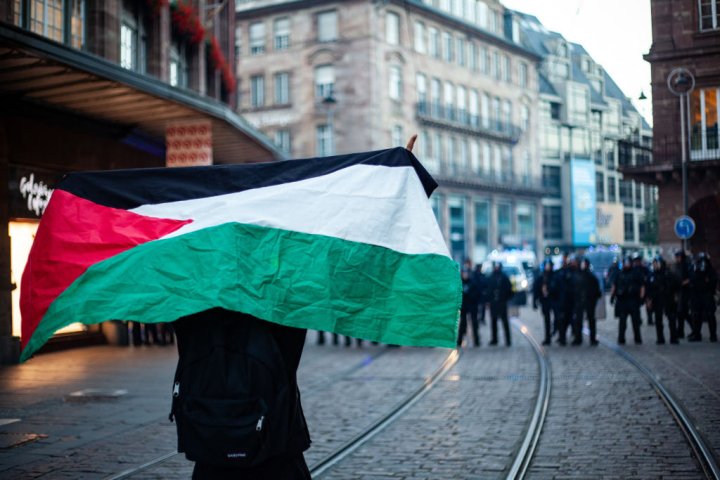 Un manifestante camina frente a la policía durante una manifestación a favor de Palestina en Estrasburgo, Francia, el 13 de octubre de 2023. (Okyanus Kar Sen / Hans Lucas / AFP vía Getty Images). Imagen aparecida en el artículo original.