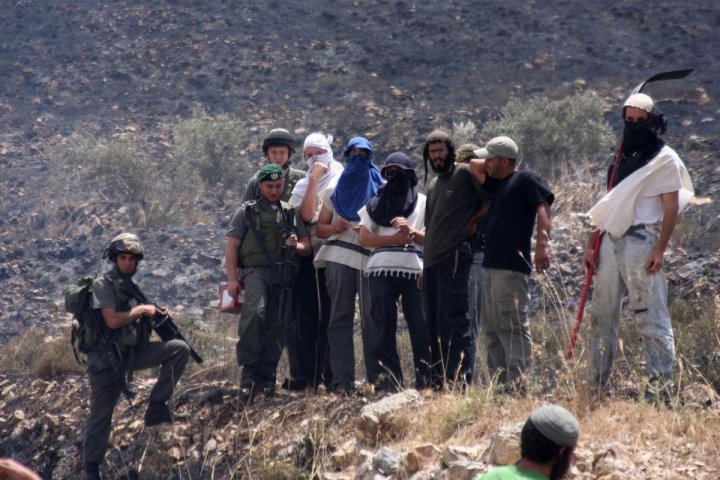 Colonos apoyados por soldados del ejército del Estado de Israel