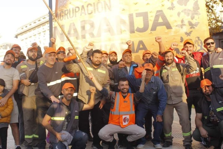 Ferroviarios y ferroviarias de la Agrupación Naranja junto a uno de los protagonistas de las huelgas ferroviarias en Francia. La Naranja es parte de las listas antiburocráticas de unidad en el Mitre y el Roca.