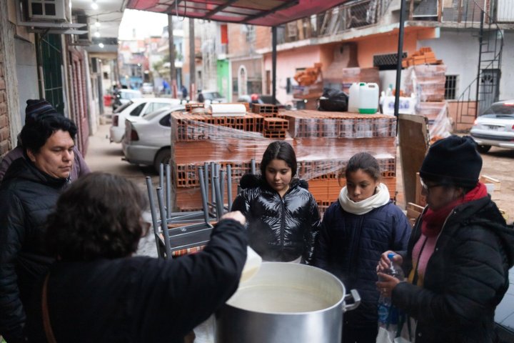 El impacto inflacionario en los barrios populares, crece la gente que se acerca a comedores. Matías Blaglietto- Enfoque Rojo.